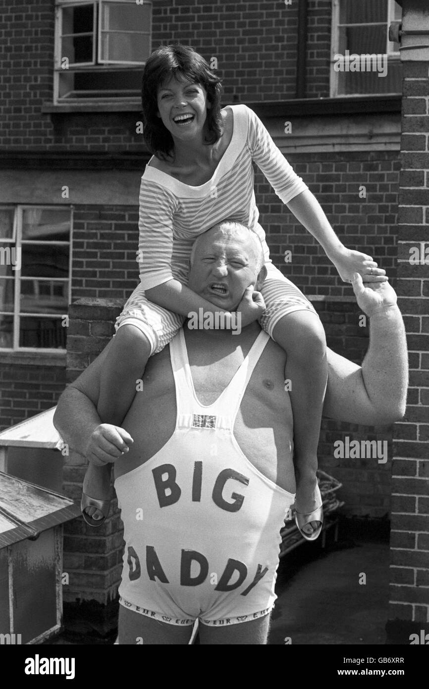 Il lottatore Big Daddy (Shirley Crabtree) si cimenta con la personalità televisiva Isla St Clair che ha co-ospitato lo spettacolo per la televisione centrale su ITV. Isla ha detto che '...it sarà certamente diverso da lavorare con Larry Grayson'. Foto Stock