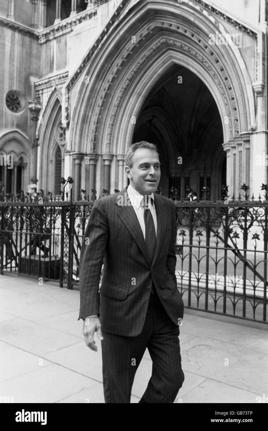 Peter Taki Theodoracopluous, editorialista di pettegolezzi di origine greca, a Londra oggi per un caso ad alta Corte in cui nega la menzognera di un membro ricco della famiglia Henry GFord, la signora Rosemarie Marcie-Riviere in un articolo che scrisse nella rubrica "l'alta vita" dello spettatore. Foto Stock