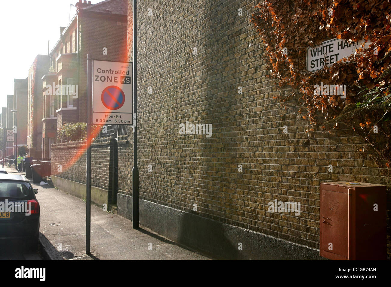 Una scena di omicidi all'angolo tra White Hart Street e Kennington Lane, a sud di Londra, dove un uomo è stato ucciso ieri sera. Foto Stock