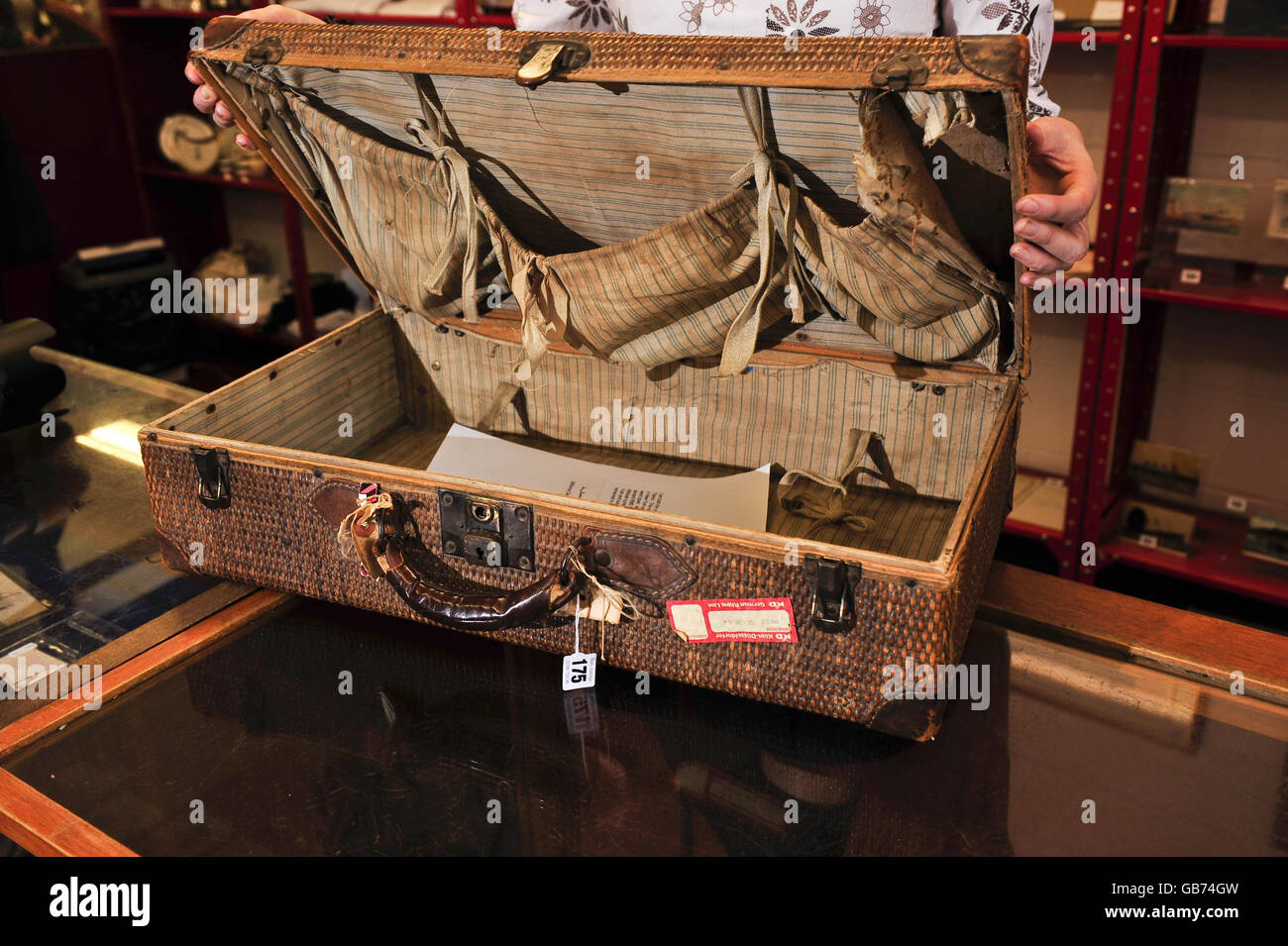 Una valigia di 100 anni appartenente a Millvina Dean, l'ultimo sopravvissuto del Titanic, che è in vendita all'asta nel Wiltshire. Foto Stock