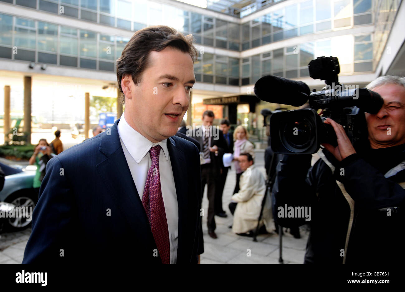 Il cancelliere ombra George Osborne parla al di fuori del quartier generale dei conservatori di Londra, dove ha affermato di non aver né chiesto né ricevuto denaro per il suo partito da un miliardario russo. Foto Stock