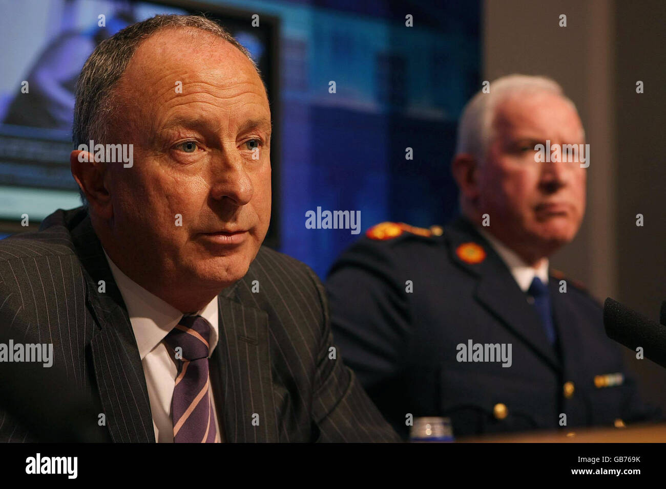 Il Ministro della Giustizia Dermot Ahern (a sinistra) e il Commissario del Garda Fachtna Murphy lanciano una campagna di sensibilizzazione contro la tratta di esseri umani presso il Centro Stampa del Governo di Dublino. Foto Stock