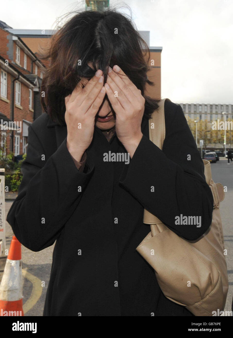 L'ex Department for Work and Pensions Worker Afshan Ishaq, 38 anni, lascia Harrow Magistrates Court, dopo essere comparso con suo marito Mohamed Amjad Aslam, 37 anni, con accuse di frode benefit. Foto Stock