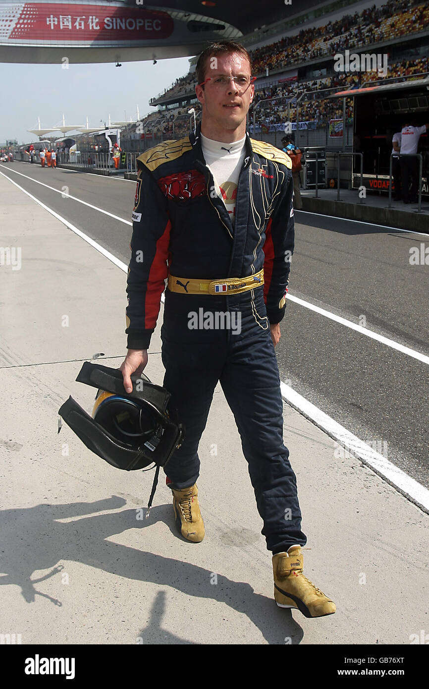 Formula uno Motor Racing - Gran Premio di Cina - Qualifiche - Shanghai International Circuit - Shanghai. Sebastien Bourdais di Toro Rosso cammina lungo la pit lane presso il circuito Internazionale di Shanghai, in Cina. Foto Stock