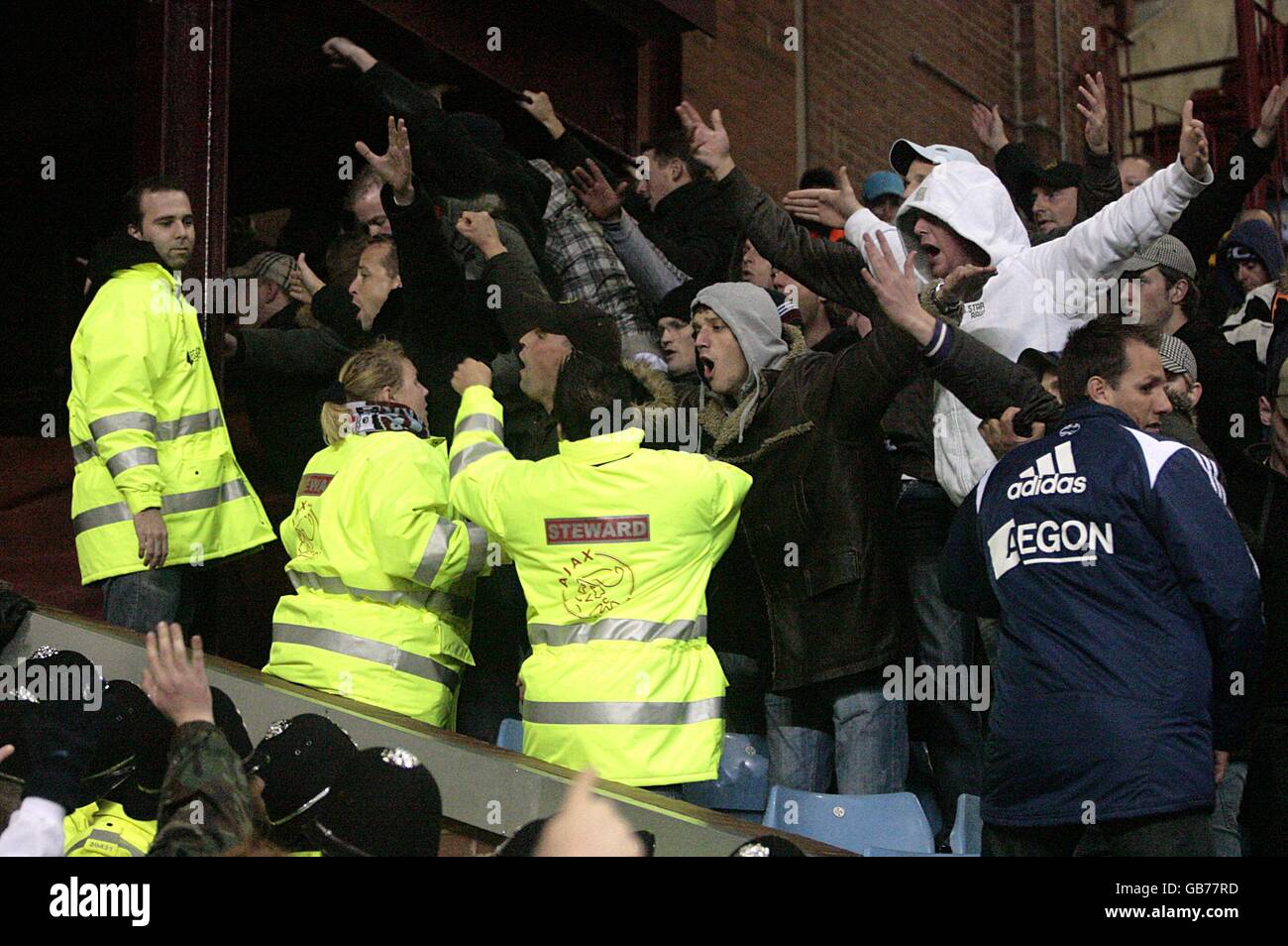 Calcio - Coppa UEFA - Gruppo F - Aston Villa / Ajax - Villa Park. Gli steward lottano per trattenere i tifosi nelle tribune di Villa Park Foto Stock