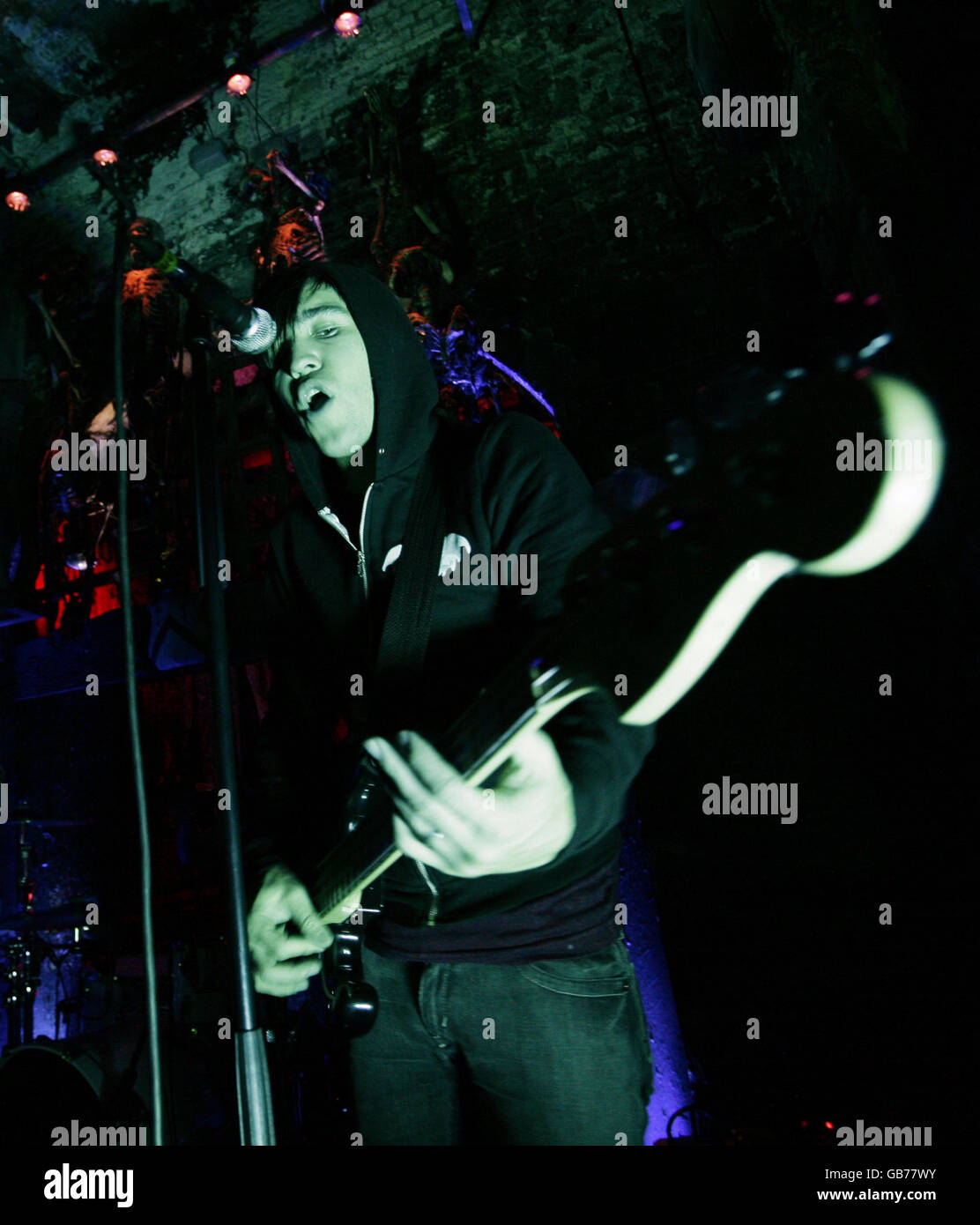 Fall out Boy Live in concerto - Londra. Pete Wentz di Fall out Boy che esegue un concerto segreto al London Dungeon nel centro di Londra. Foto Stock