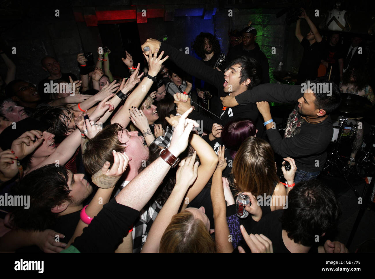 Fall out Boy Live in concerto - Londra. Pete Wentz di Fall out Boy che esegue un concerto segreto al London Dungeon nel centro di Londra. Foto Stock