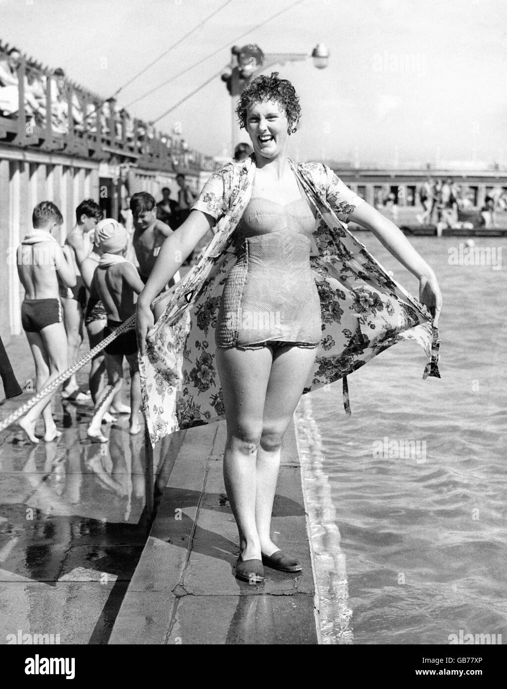 Anne Wilson viene fotografata nella piscina di Great Yarmouth dopo aver testato il nuovo costume da bagno bouyant. Il costume da bagno è l'invenzione di Mark Shaw, è dotato di pannelli ad aria che mantengono l'indossatore a galla rivolto verso l'alto. Foto Stock