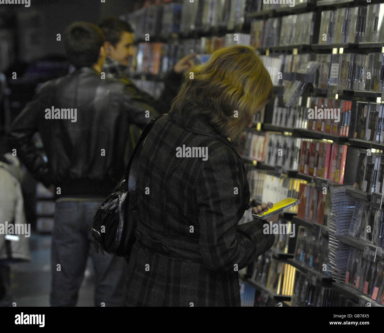 Foto di magazzino degli acquirenti che guardano CD e DVD sugli scaffali della filiale Piccadilly di HMV nel centro di Londra. Foto Stock