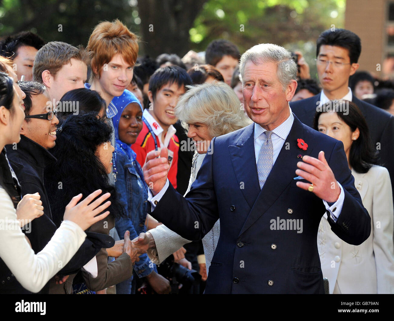 Il Principe del Galles parla agli studenti dell'Università Keio nel centro di Tokyo, questa mattina. Foto Stock