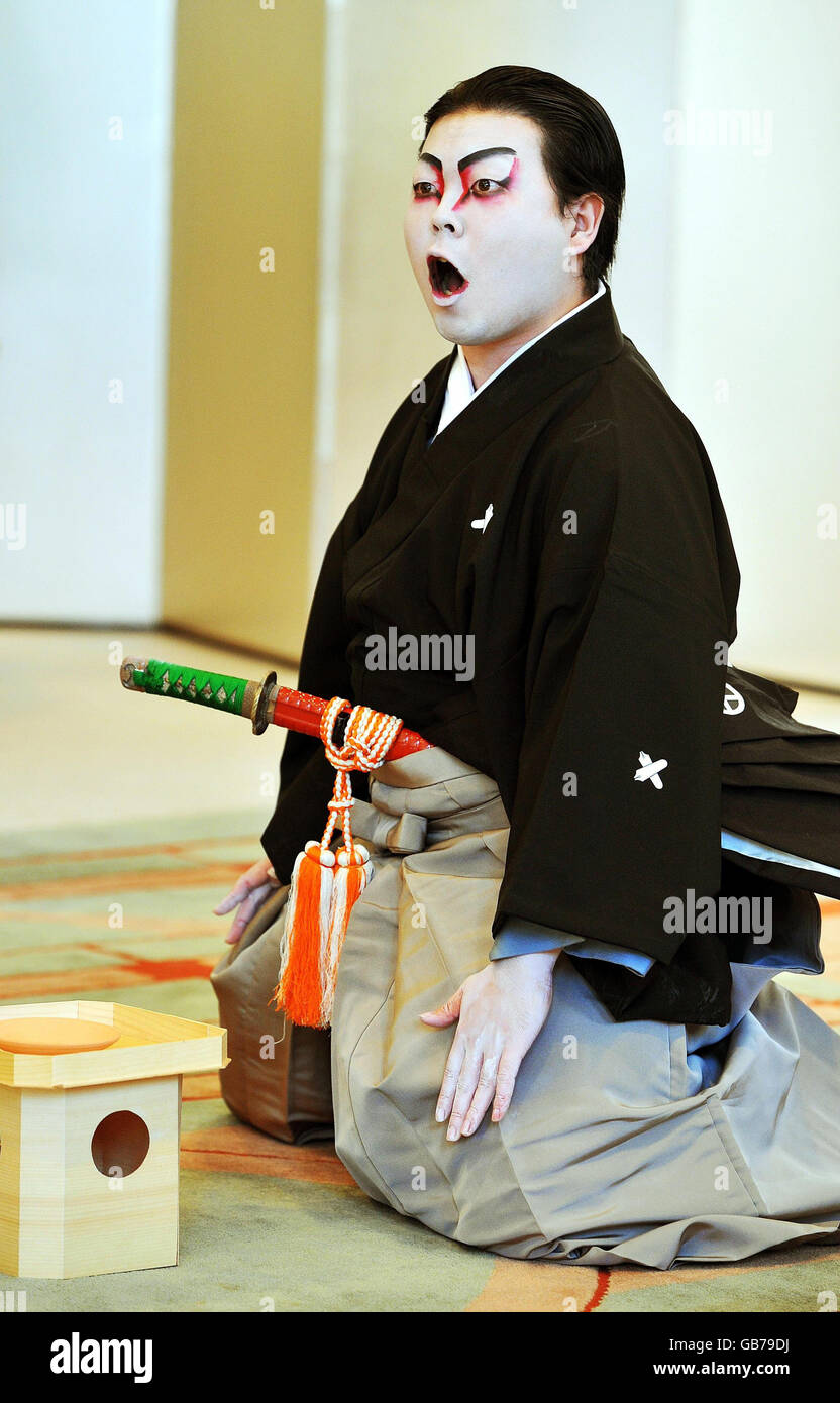 Un giovane studente durante la sua esibizione del tradizionale Teatro Kubuki, per il Principe di Galles e la Duchessa di Cornovaglia, presso la Keio University nel centro di Tokyo, questa mattina. Foto Stock