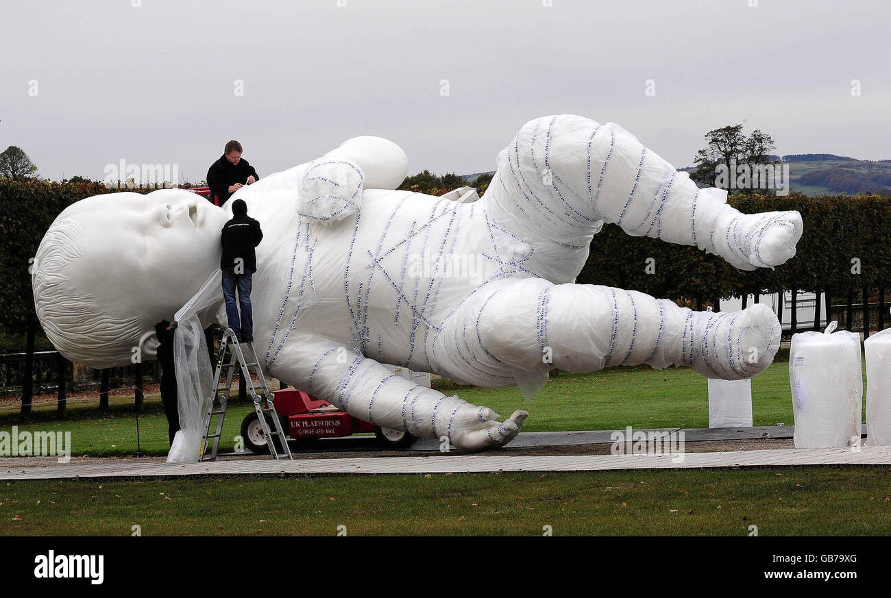 La scultura di Marc Quinn di un bambino dal titolo Planet è avvolta in un involucro a bolle a Chatsworth House nel Peak District, in preparazione per il suo trasferimento. Foto Stock