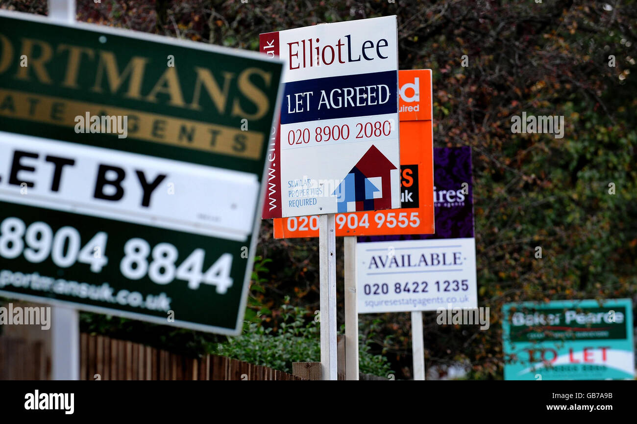 Per lasciare e per la vendita di immobili su Watford Road a Sudbury, Londra. Il tasso annuo al quale i prezzi delle case in Inghilterra e Galles stanno scendendo quasi raddoppiato durante settembre per raggiungere un record dell'8%, i dati hanno dimostrato oggi. Foto Stock