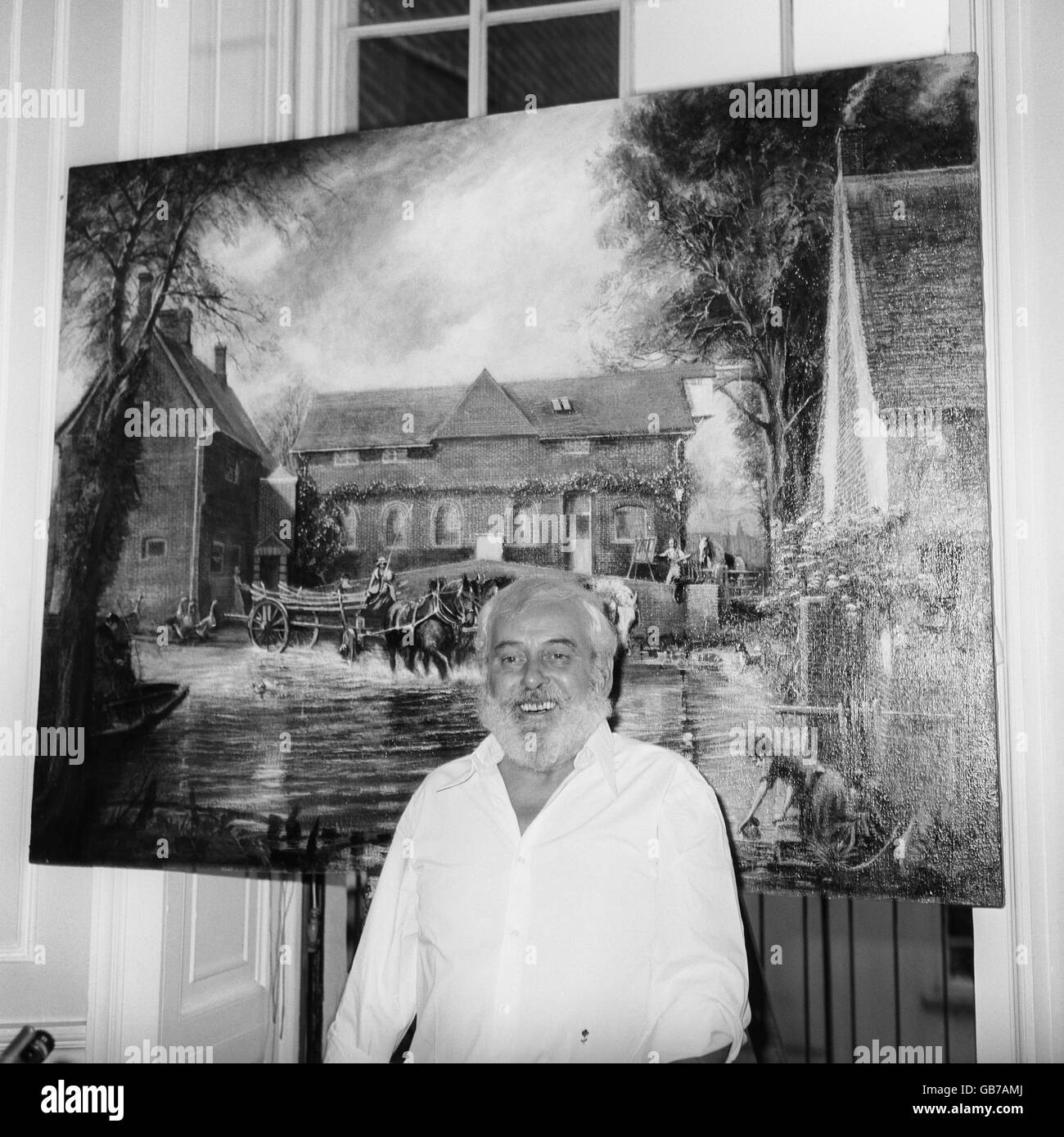 L'artista Tom Keating si trova di fronte a una delle sue opere, la sua impressione di pittura stabile 'The Haywain', in una conferenza stampa a Londra. Ha ammesso di inondare il mercato con i dipinti di imitazione come una protesta contro i 'mercants' d'arte. Foto Stock