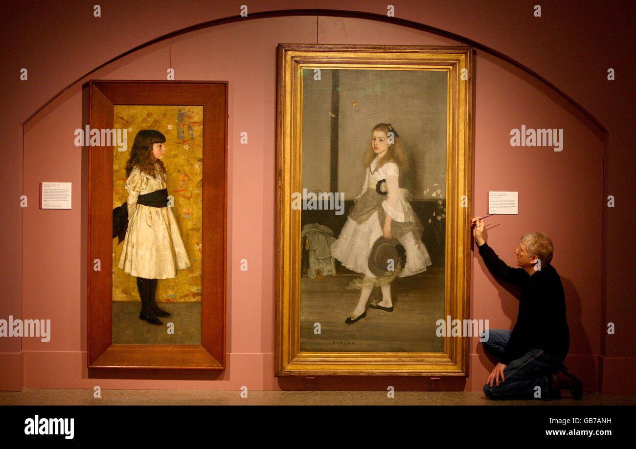 Un espositore completa la mostra con dipinti di James McNeilll Whistler 'Harmony in Grey and Green' (a destra) e James Guthrie 'Miss Helen Sowerby (a sinistra) durante una visione dell'Impressionismo in Scozia Exhibition. Foto Stock