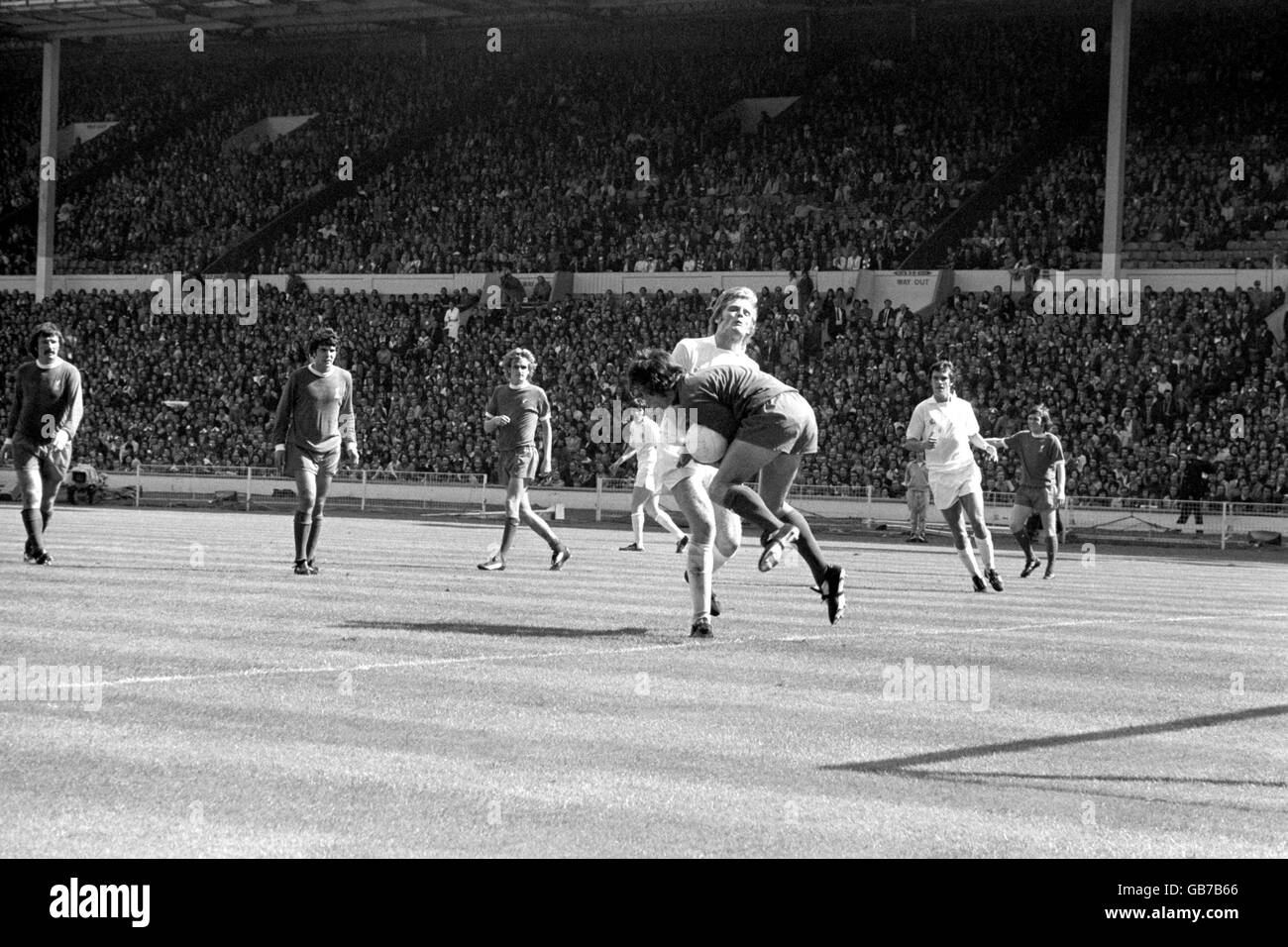 Il portiere di Liverpool Ray Clemence (terza r) si spacca sotto pressione da Gordon McQueen (quarta r) del Leeds United, seguito dai compagni di squadra Tommy Smith (l), Peter Cormack (seconda l), Phil Thompson (terza l) e Brian Hall (r), e Joe Jordan (seconda r) del Leeds United e Eddie Grey (quarta l) Foto Stock
