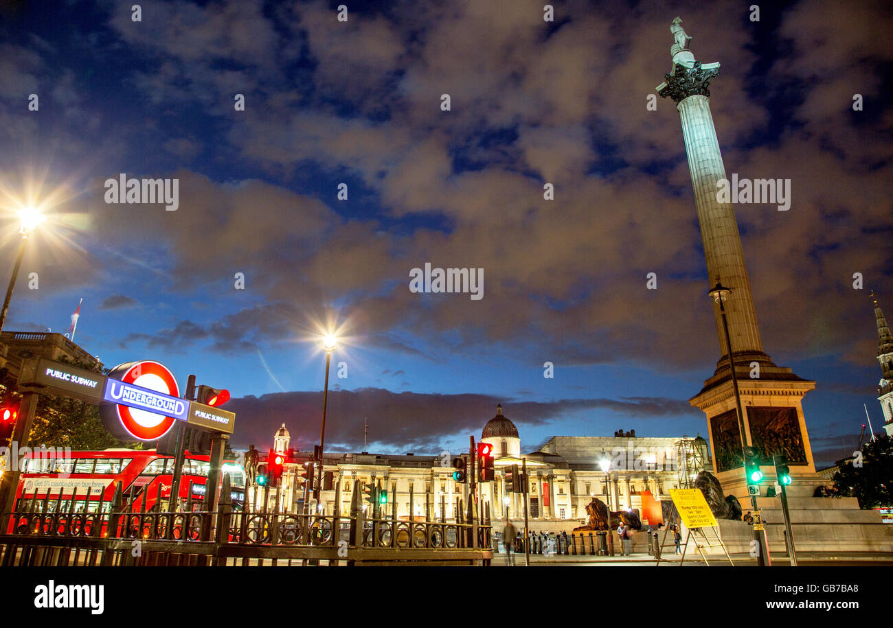 Stazione della Metropolitana e la Colonna di Nelson Trafalgar Square di notte London REGNO UNITO Foto Stock