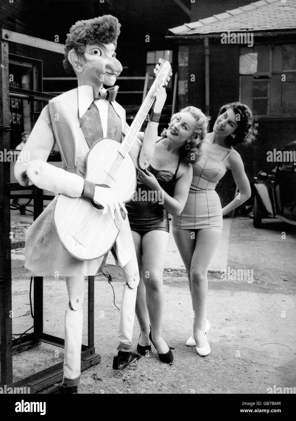 Rock 'n' Roller Tommy Steele è in luce per le 1957 illuminazioni a Morcambe. Da vicino si trovano Audrey Crudas (a sinistra) e Frieda Salmon. Foto Stock