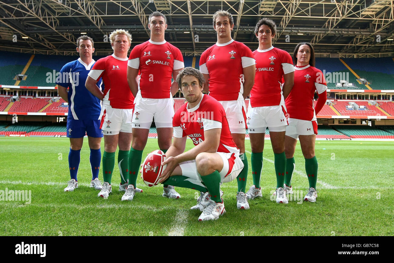 Il capitano del Galles Ryan Jones con i membri di altre squadre del Galles  svelerà la nuova striscia di squadra Under Armour al Millennium Stadium di  Cardiff Foto stock - Alamy