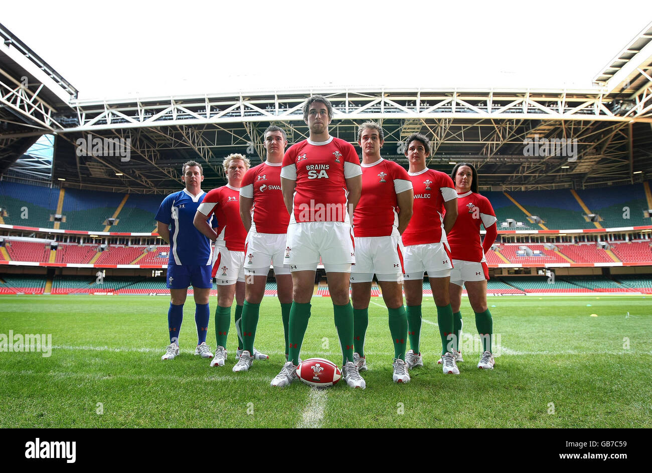 Rugby Union - Under Armour e Welsh Rugby Union rivelano il nuovo Kit -  Millennium Stadium. Il capitano del Galles Ryan Jones con membri di altre  squadre del Galles svela la nuova