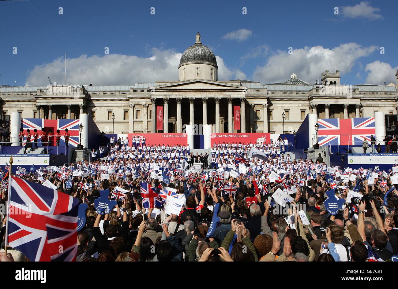 Vista generale della folla raccolta di fronte al Tappa in Trafalgar Square durante la sfilata di ritorno del Team GB Nel centro di Londra Foto Stock