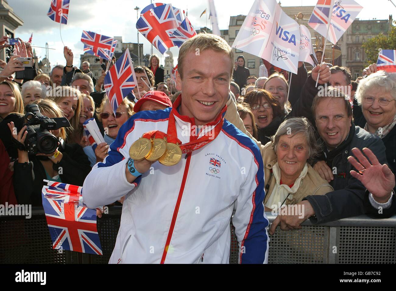 Il vincitore della medaglia d'oro tripla Chris Hoy mostra le sue medaglie durante La sfilata del team GB nel centro di Londra Foto Stock