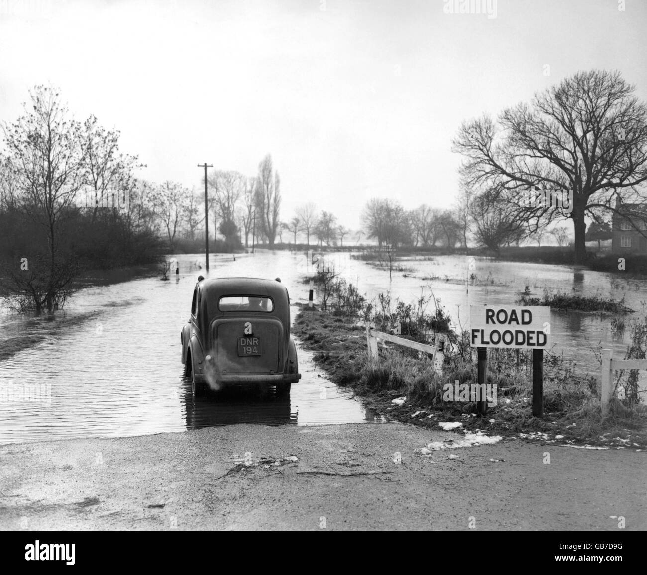Un avviso di 'allagamento della strada' dice agli automobilisti che il fiume Trent ha invaso l'autostrada e i campi vicini a Twyford, Derbyshire. Foto Stock