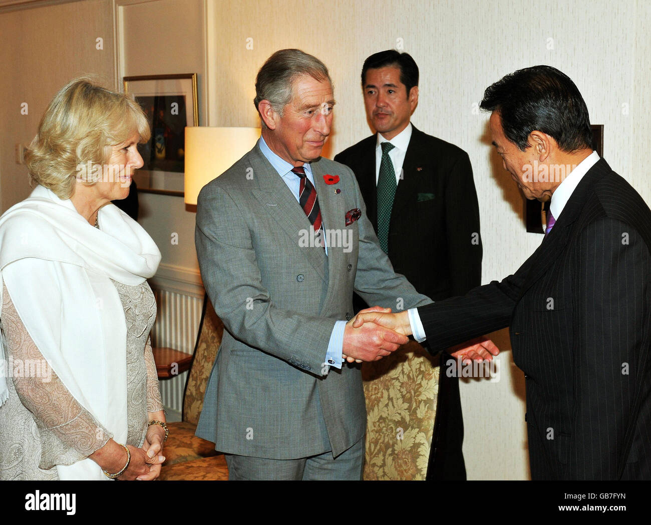 Il primo ministro giapponese Taro Aso (a destra) saluta il principe di Galles e la duchessa di Cornovaglia a Tokyo. Foto Stock