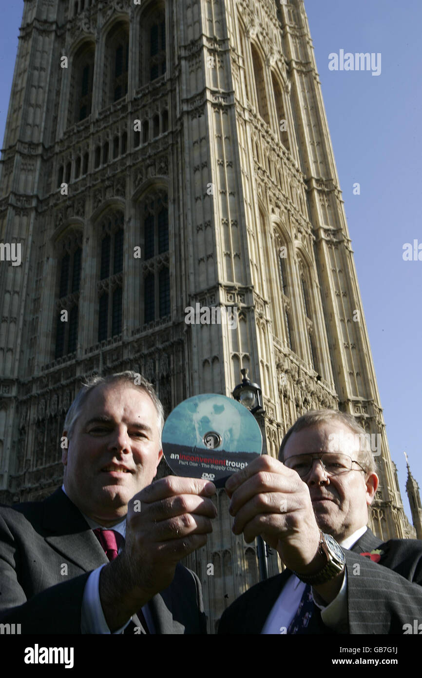 (Da sinistra a destra) Richard Bacon MP e Richard Longthorp, agricoltore dello Yorkshire orientale, in possesso di una copia in DVD del film, Un canale scomodo - parte di una serie documentaria che descrive i produttori di suini hanno difficoltà a rimanere in attività nel corso dell'ultimo anno dopo i prezzi dei mangimi in aumento - fuori dalla Camera dei Lord di Londra. Foto Stock