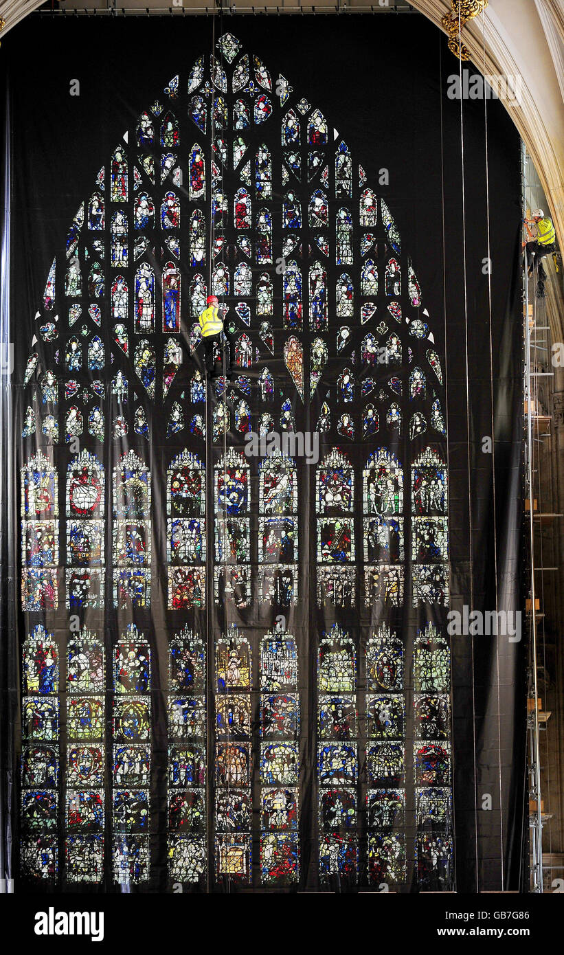 La famosa Great East Window a York Minster nello Yorkshire, che è stata sostituita da una replica grafica mentre è in corso un programma di ristrutturazione di dieci anni. Foto Stock