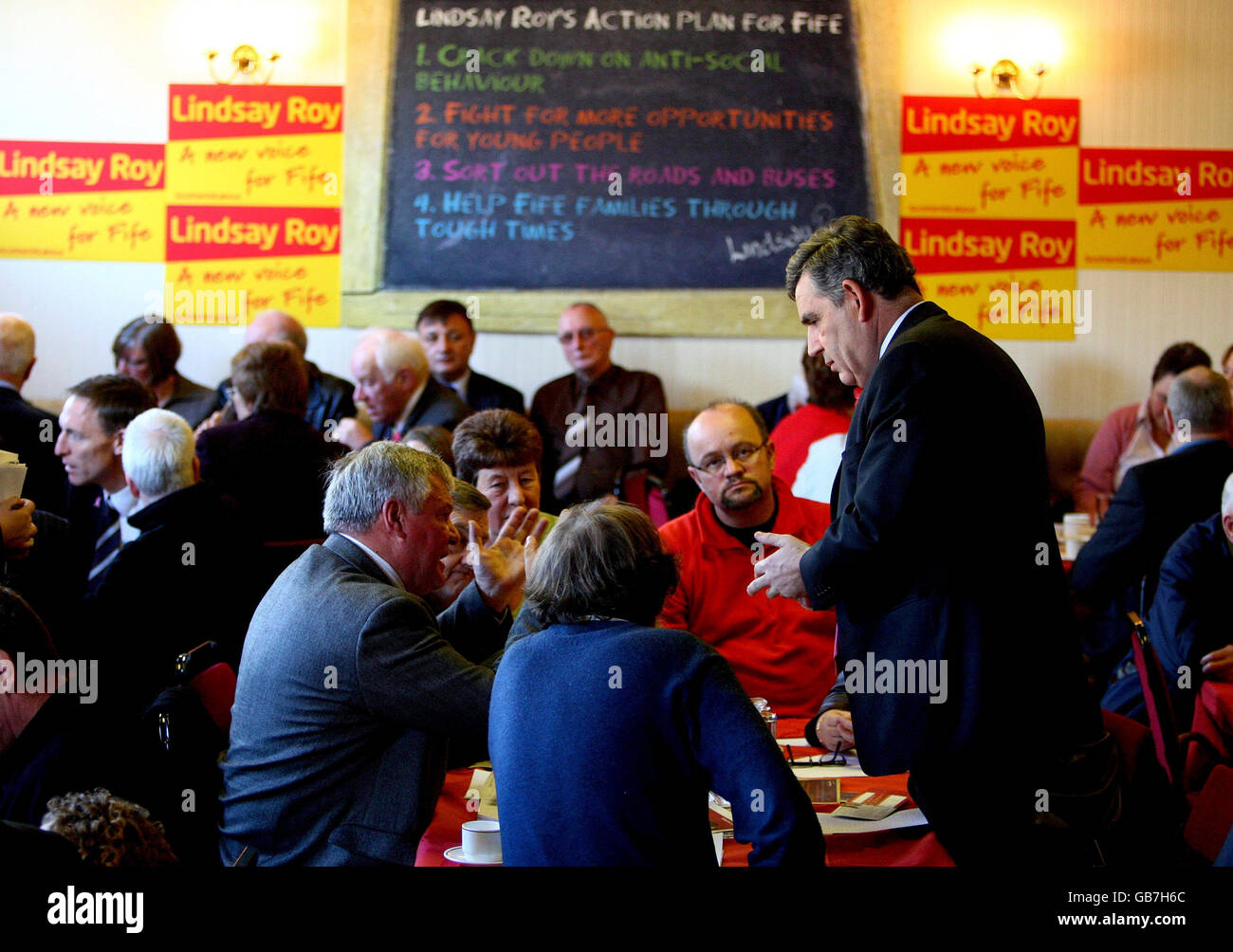 Il primo ministro Gordon Brown incontra gli elettori al Bowhill War Memorial Club di Cardenden, prima della by-elezione di Glenrothes. Foto Stock