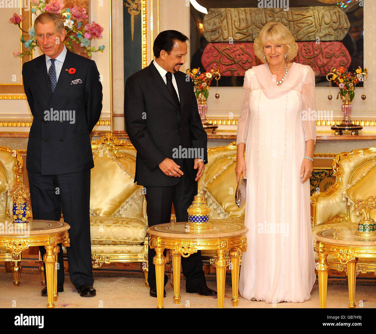 Il Principe di Galles e la Duchessa di Cornovaglia con il Sultano di Brunei, ad un ricevimento prima di cena presso il Palazzo reale di Bandar seri Begawan, Brunei, nel sud-est asiatico. Foto Stock