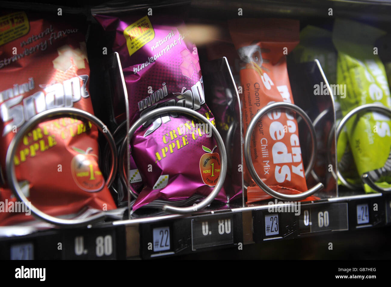 Un sano distributore automatico contenente semi bar e patatine a basso contenuto di grassi in un ospedale gallese. Foto Stock