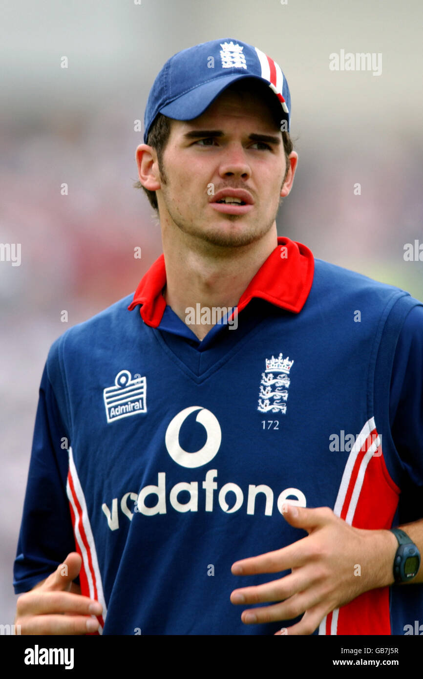 Cricket - One Day NatWest Series - Inghilterra / Zimbabwe. James Anderson, Inghilterra Foto Stock