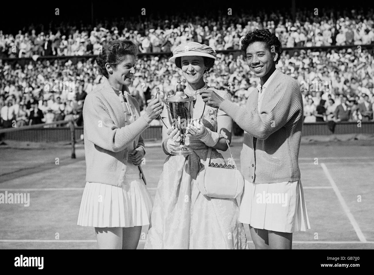 La duchessa di Kent (c) presenta il trofeo ad Althea Gibson (r) e Angela Buxton (l) dopo la vittoria diretta su Fay Muller e Daphne Seeney Foto Stock