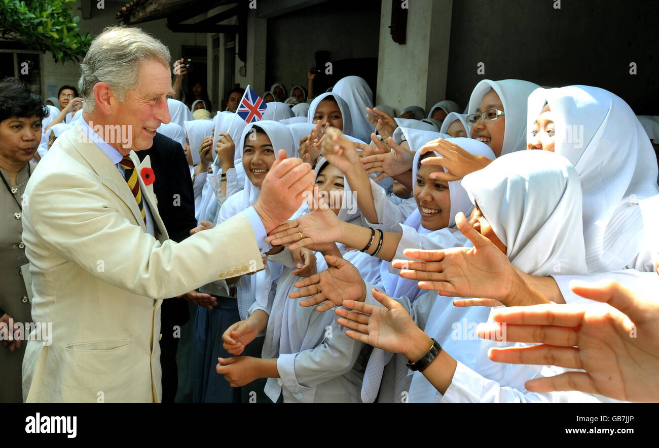 Il Principe del Galles è accolto da un mare di volti sorridenti, quando arriva alla Scuola Islamica Pondok Pesantren Krapyak, durante una visita a Yogyakarta, l'antica ex capitale reale dell'Indonesia. Foto Stock