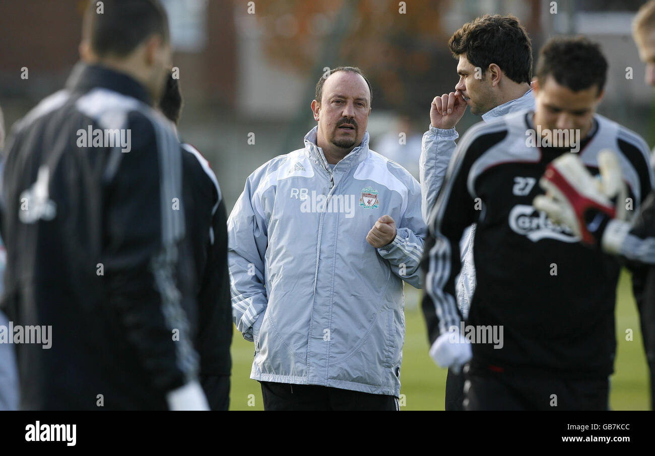 Calcio - UEFA Champions League - Quarter Final - First leg - Liverpool v Chelsea - Liverpool Training - Melwood. Il direttore di Liverpool Rafael Benitez durante una sessione di formazione al Melwood Training Ground, Liverpool. Foto Stock