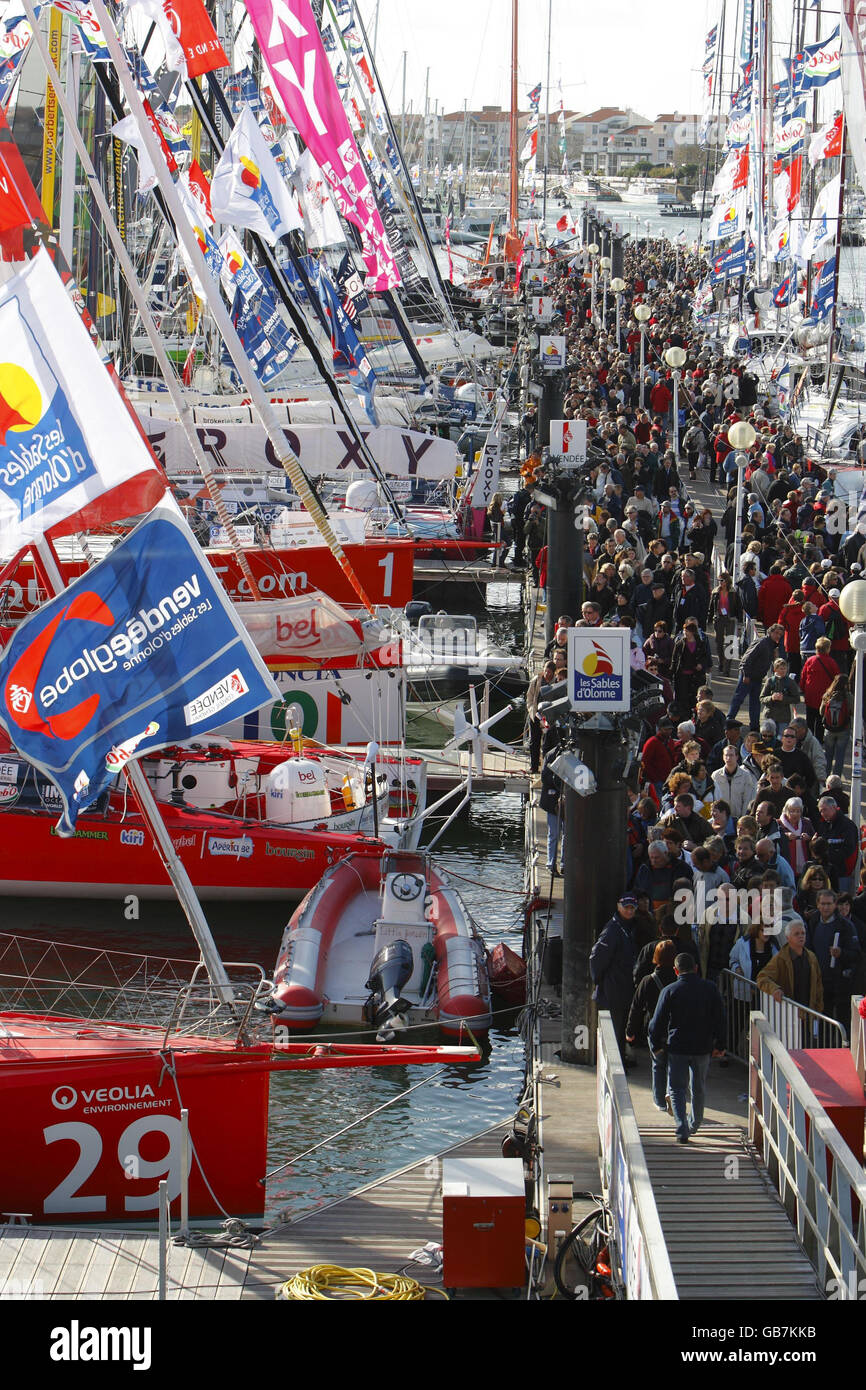 Migliaia di visitatori guardano agli ultimi yacht da corsa high-tech di Les Sables d'Olonne, in Francia, prima della gara Vendee Globe che inizia domenica. Foto Stock