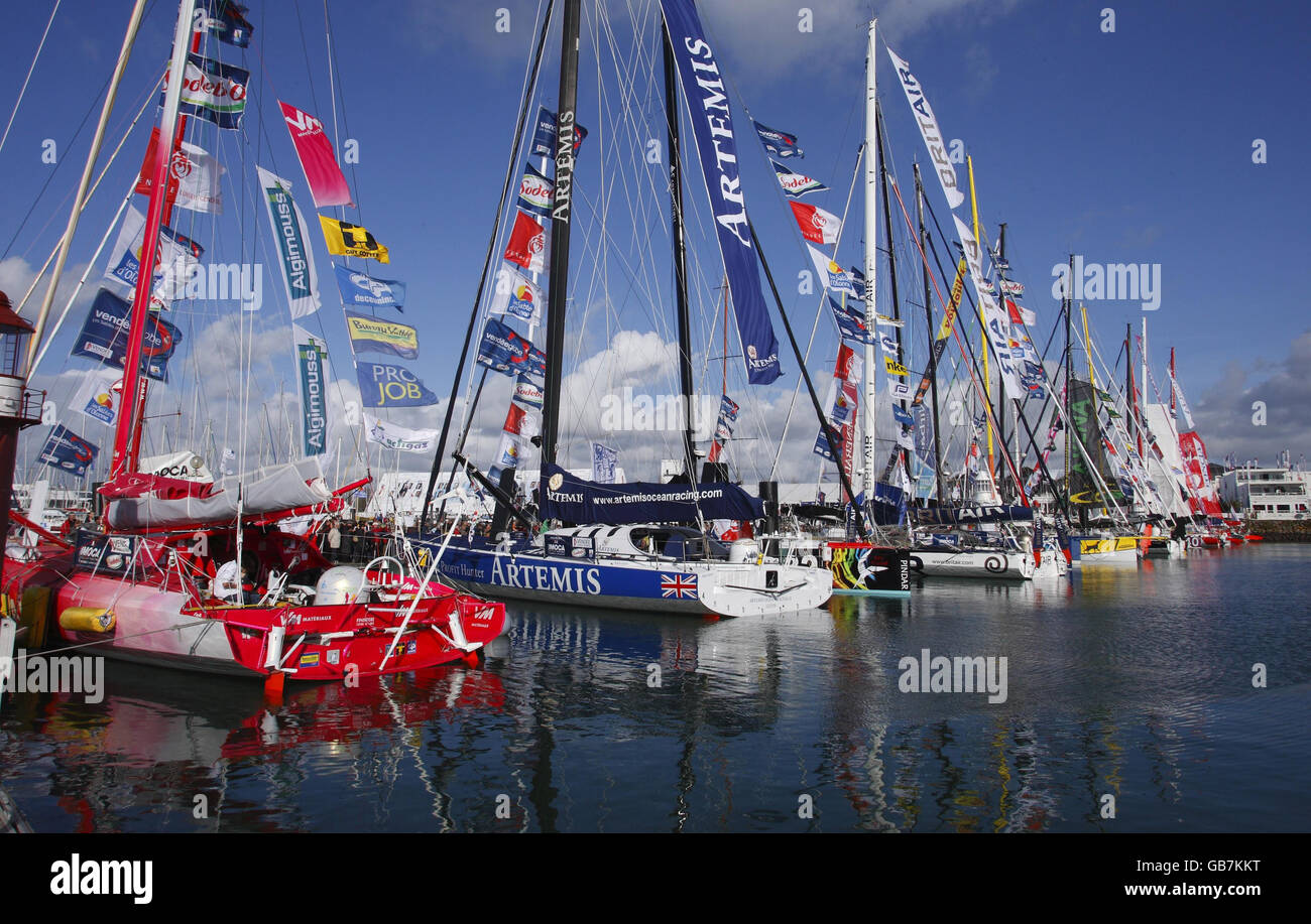 Gli ultimi yacht da corsa high-tech si trovano a Les Sables d'Olonne, in Francia, davanti alla gara Vendee Globe che inizia domenica. Foto Stock