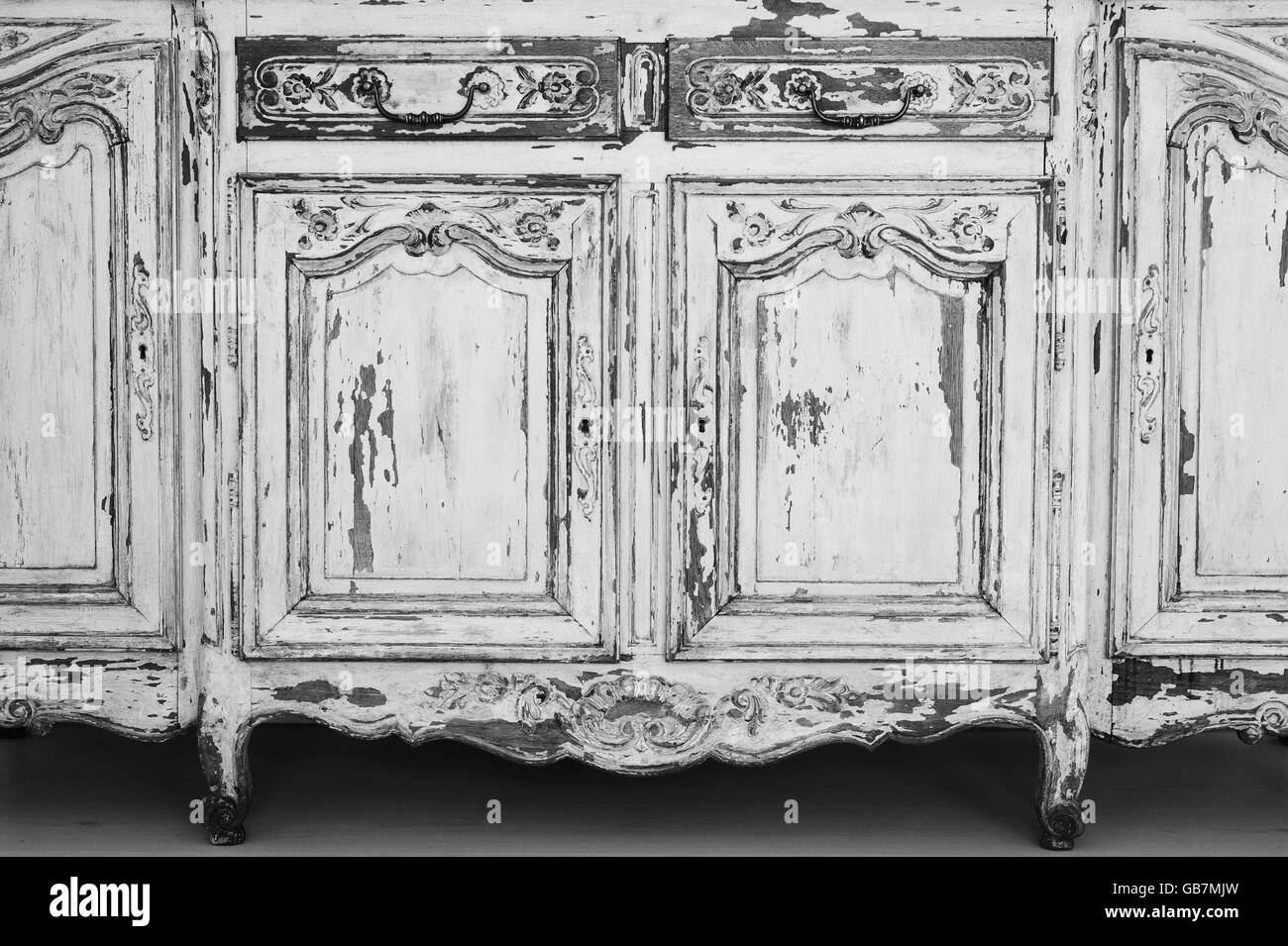 Close-up di keyhole bianco antico comò mobili da ufficio con vernice pelata Foto Stock