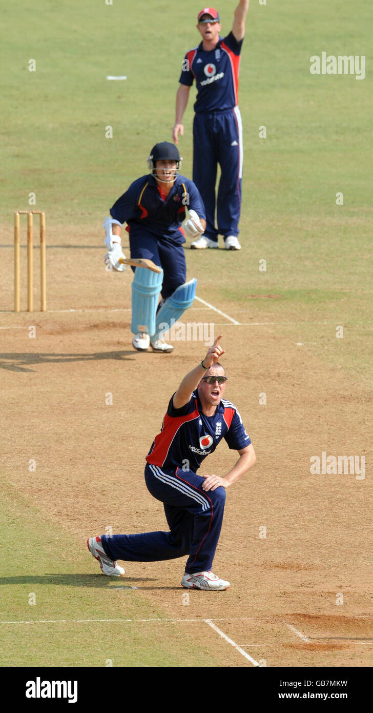 Il Graeme Swann dell'Inghilterra si appella durante la partita di riscaldamento al Brabourne Stadium di Mumbai, India. Foto Stock