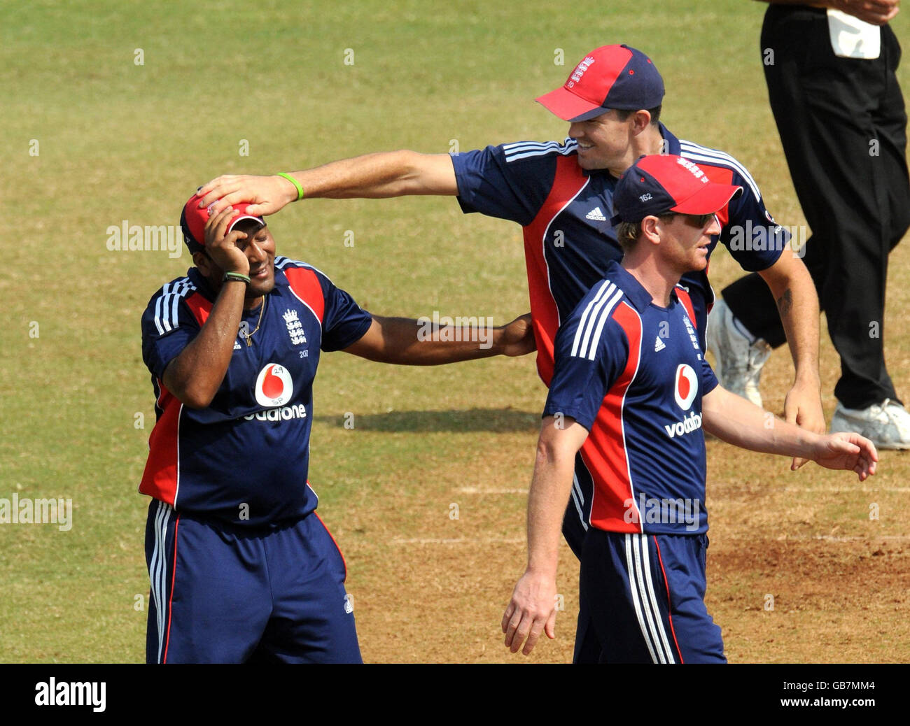 Il capitano dell'Inghilterra Kevin Pietersen si congratula con Samit Patel (a sinistra) per la sua cattura durante la partita di riscaldamento al Brabourne Stadium di Mumbai, India. Foto Stock