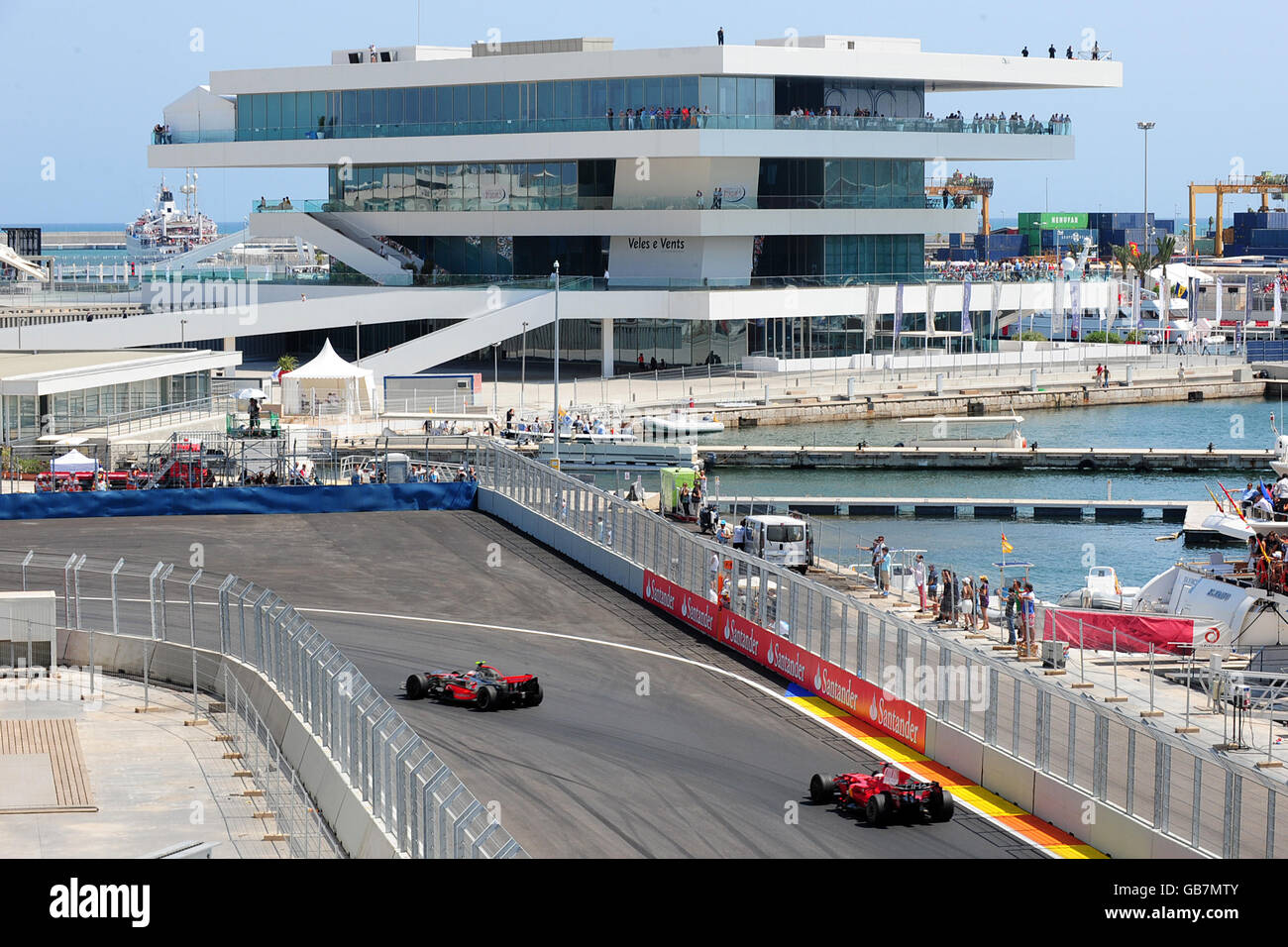 Le auto passano davanti all'edificio della Coppa America, durante il Gran Premio d'Europa a Valencia, Spagna. Foto Stock