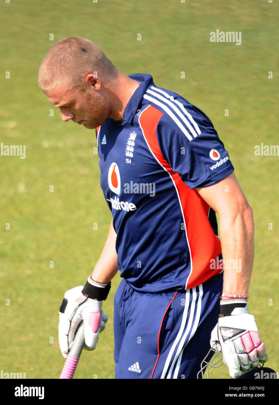 L'inglese Andrew Flintoff lascia il campo durante la partita di riscaldamento al Brabourne Stadium di Mumbai, India. Foto Stock