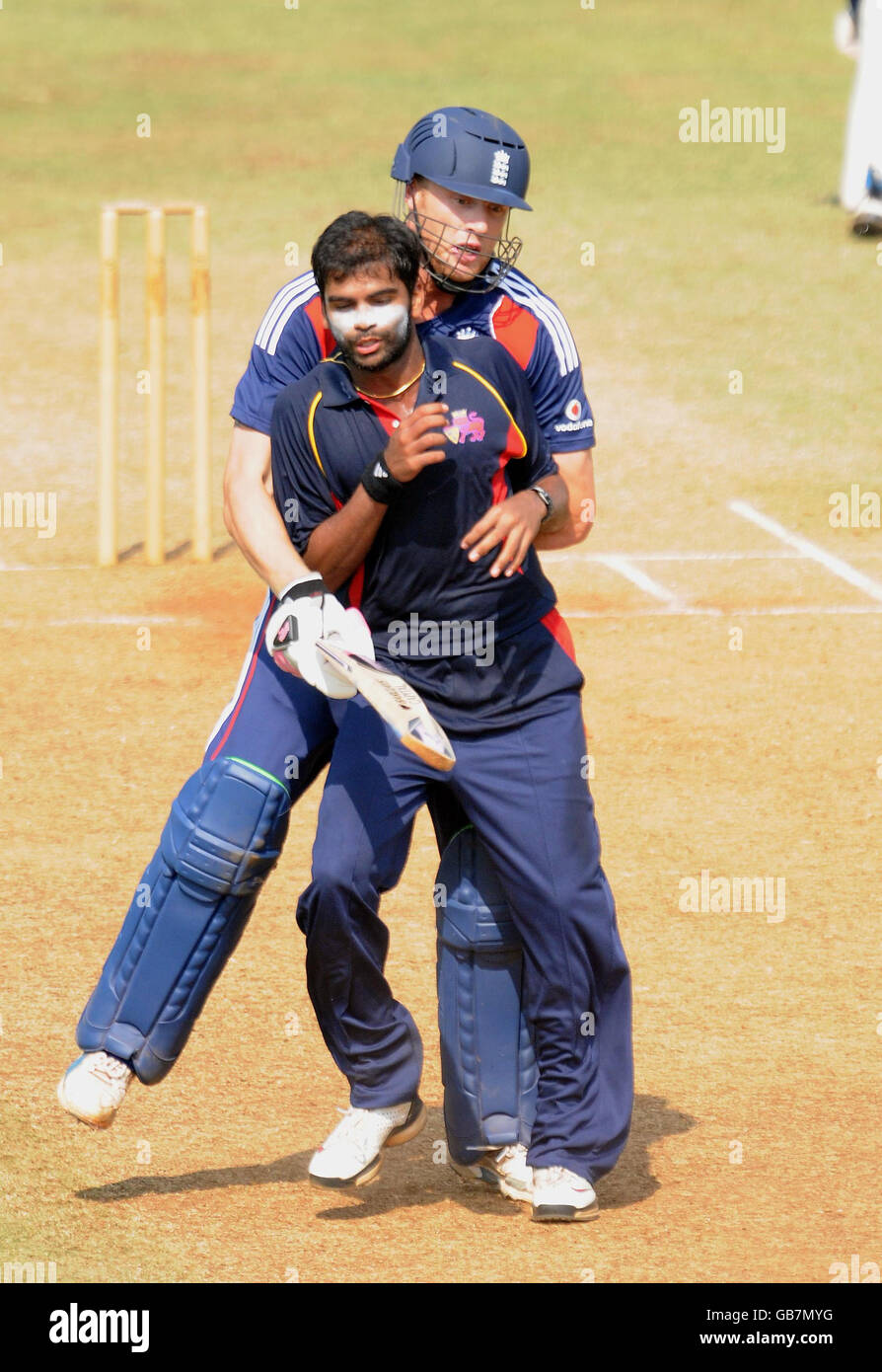 Cricket - Warm Up Match - Mumbai Cricket Presidente dell Associazione XI v Inghilterra XI - Brabourne Stadium - Mumbai Foto Stock