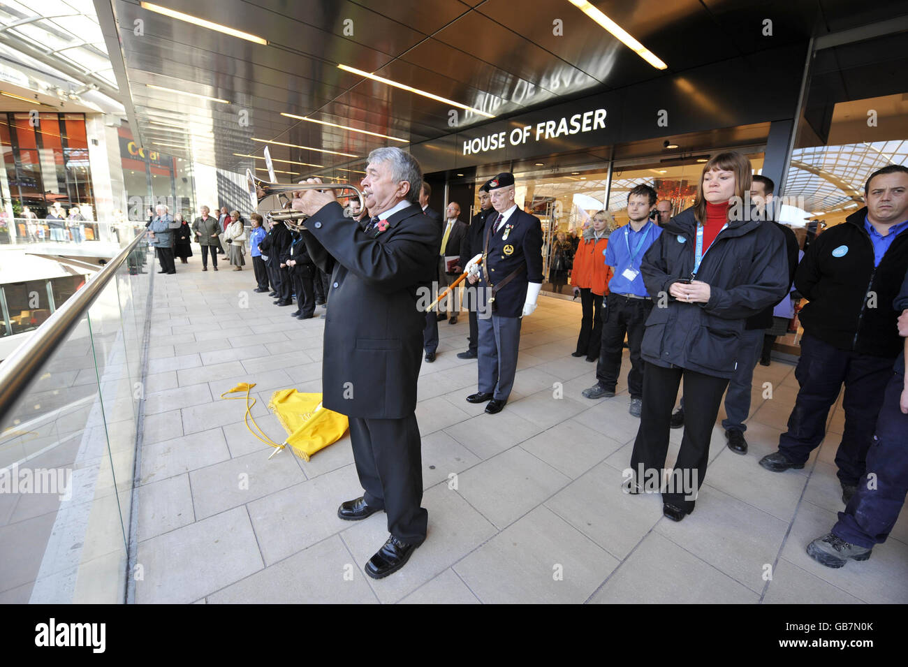 Jim Scott gioca l'ultimo post per segnare i due minuti di silenzio al centro commerciale Cabots Circus a Bristol il giorno dell'Armistizio. Foto Stock
