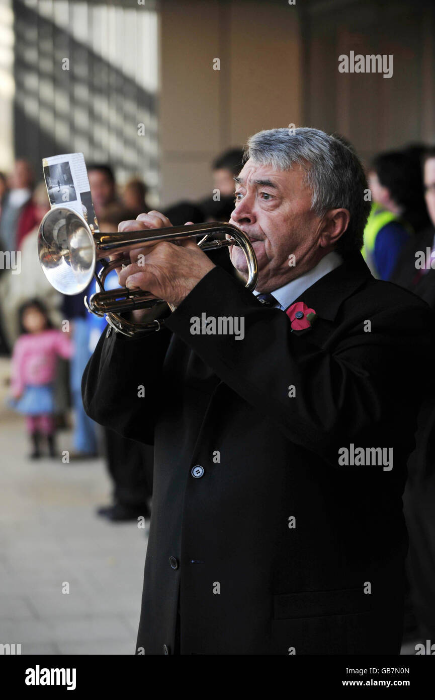 Jim Scott gioca l'ultimo post per segnare i due minuti di silenzio al centro commerciale Cabots Circus a Bristol il giorno dell'Armistizio. Foto Stock