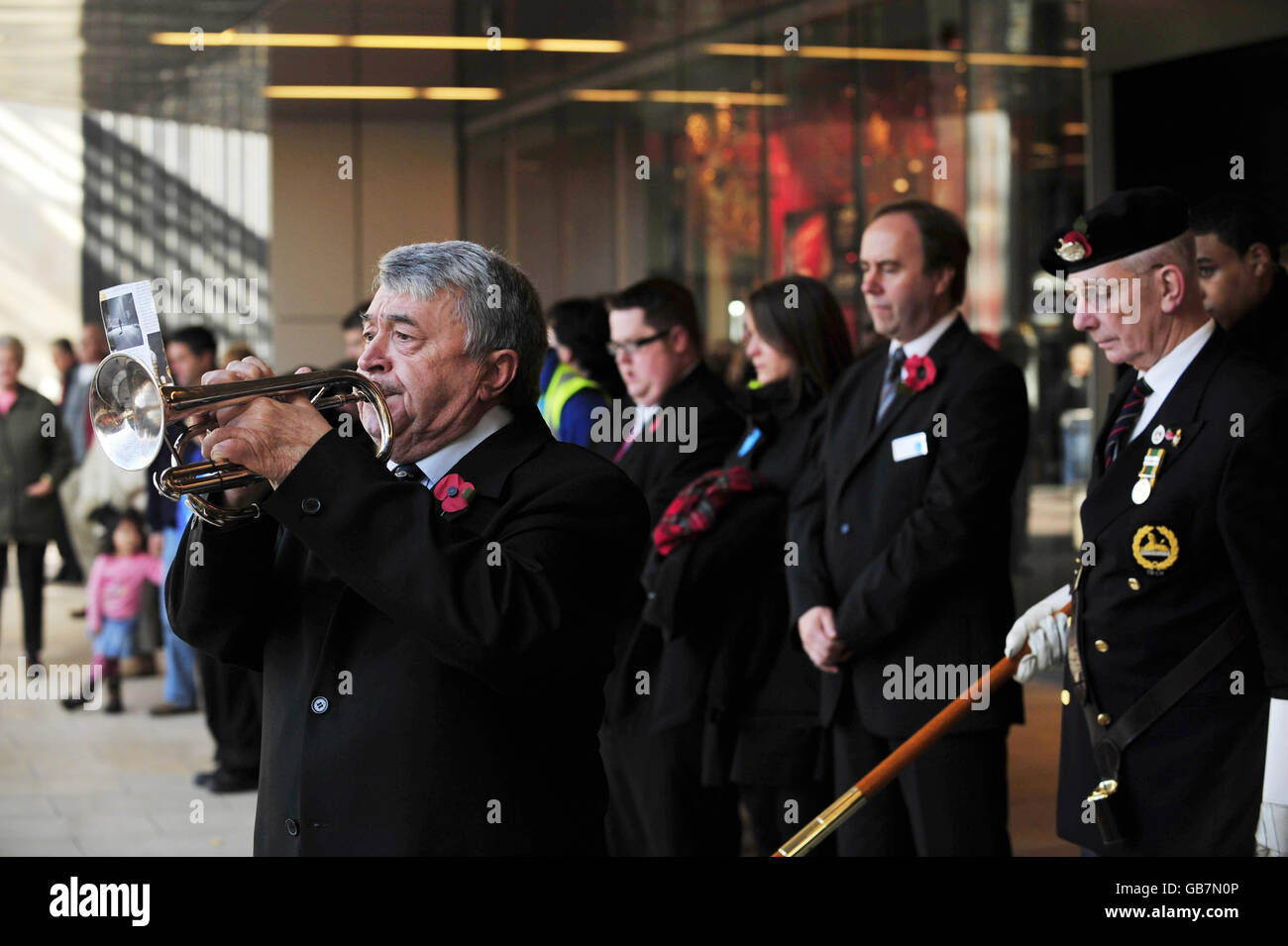 Jim Scott gioca l'ultimo post per segnare i due minuti di silenzio al centro commerciale Cabots Circus a Bristol il giorno dell'Armistizio. Foto Stock
