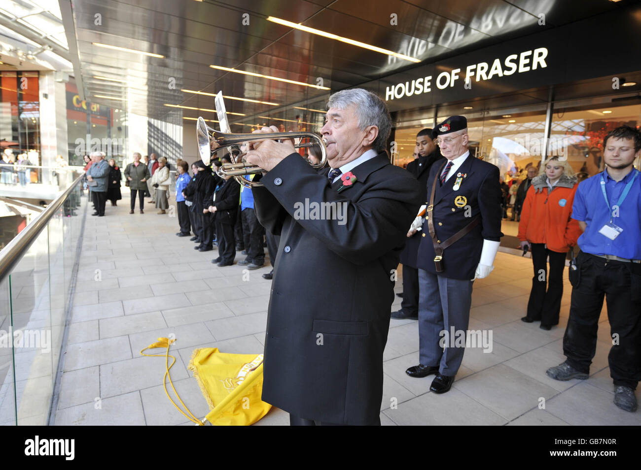 Jim Scott gioca l'ultimo post per segnare i due minuti di silenzio al centro commerciale Cabots Circus a Bristol il giorno dell'Armistizio. Foto Stock