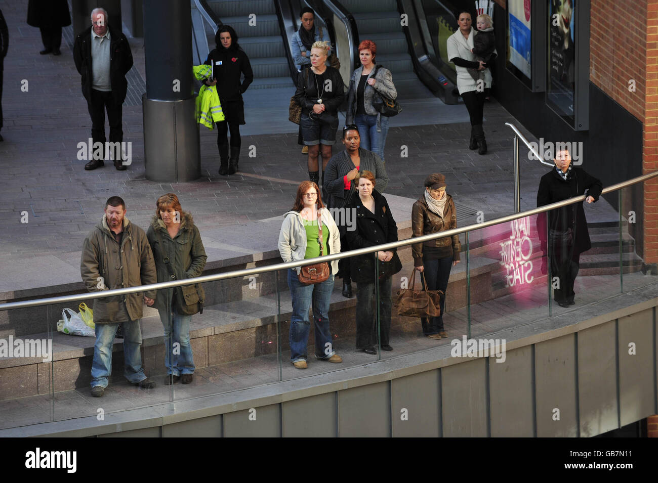 Gli amanti dello shopping si fermera' in silenzio al centro commerciale Cabots Circus di Bristol durante il giorno dell'Armistizio durante i due minuti di silenzio. Foto Stock
